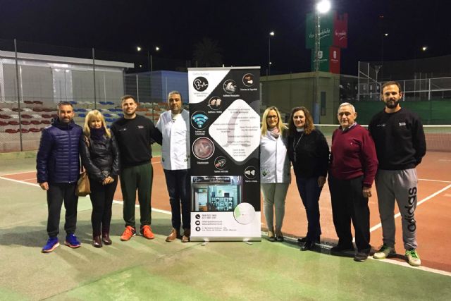Un usuario torreño de Cáritas disfruta ya de unos audífonos gratuitos gracias a la escuela de tenis Las Torres Entre Raquetas