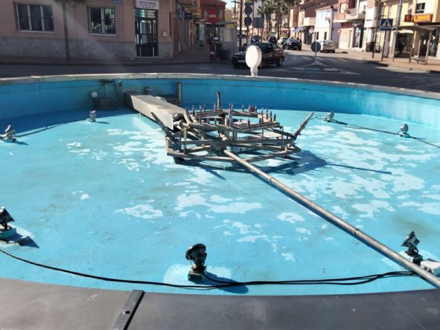 Las fuentes de la plaza Mayor y de la calle Mula se ponen a punto para la primavera