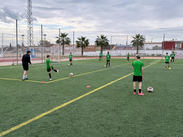 Unos 150 futbolistas participan en un campus infantil del Real Betis en Las Torres de Cotillas