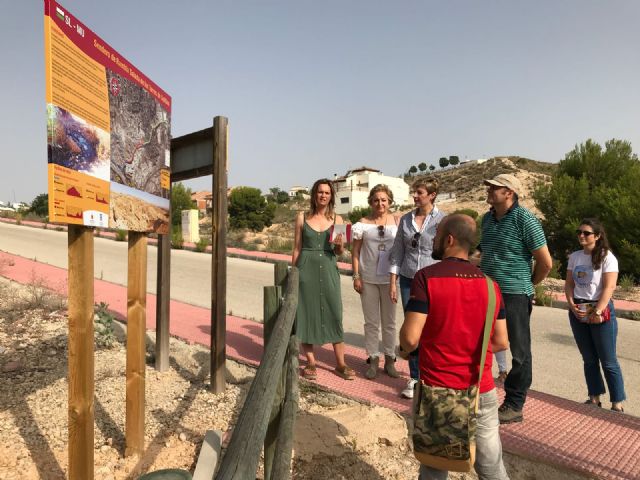 Medio Ambiente invierte más de 33.000 euros en acondicionar y señalizar el sendero del paraje protegido de Rambla Salada