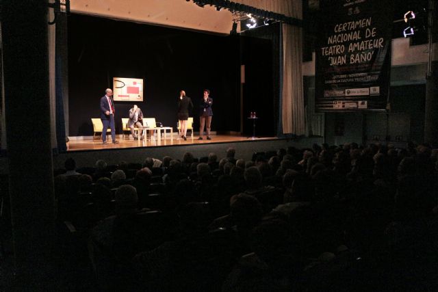 La compañía Mascarade representa 'El método Grönholm' en el certamen nacional de teatro amateur Juan Baño
