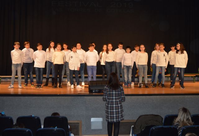 Cerca de 300 escolares participan en el popular festival escolar de villancicos