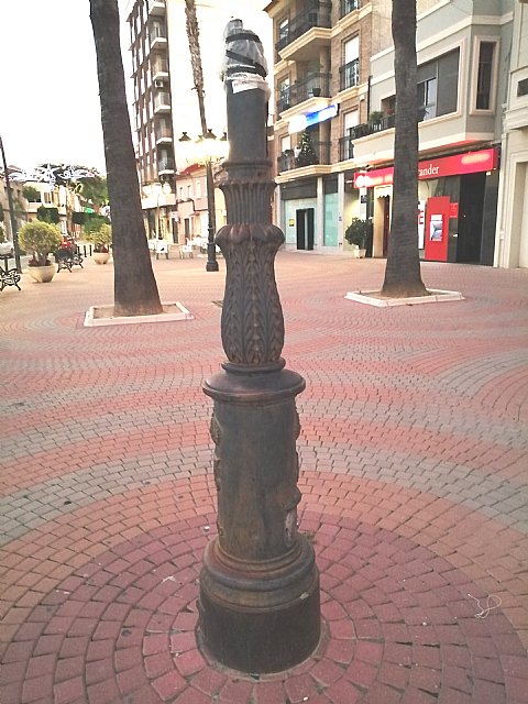 El PP califica de 'monumento al desgobierno' la farola de la Plaza Mayor de las Torres de Cotillas