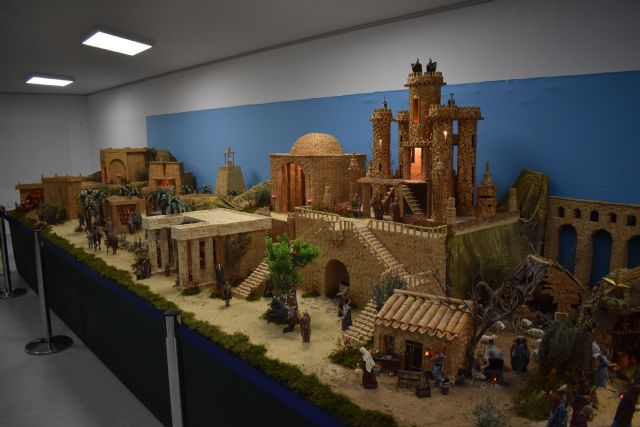 El belén municipal de pinzas vuelve a convertirse en el corazón de la Navidad torreña