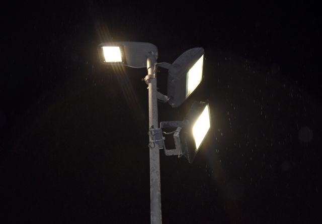 La zona de acceso del polideportivo municipal estrena iluminación LED de alta eficiencia
