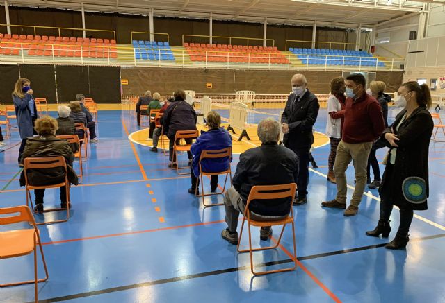 La responsabilidad y la seguridad, notas predominantes en el inicio de las vacunaciones en el pabellón 'Mireia Belmonte'