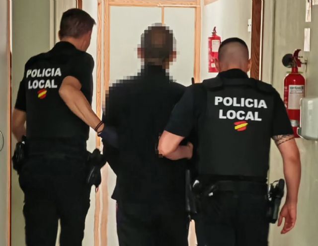 La Policía Local detiene a un individuo por intentar forzar la entrada a una vivienda