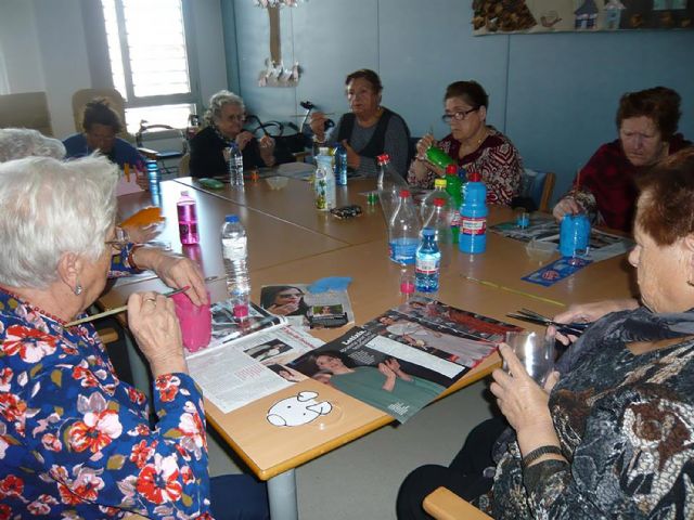 Los usuarios del Servicio de Estancias Diurnas torreño se entretienen con divertidos talleres de manualidades