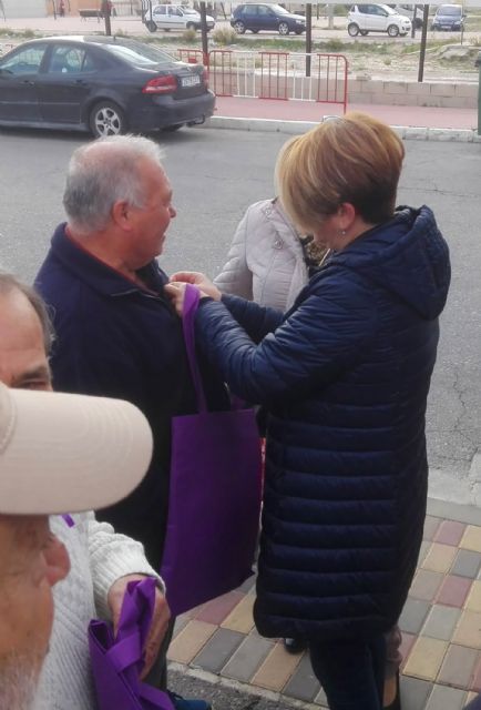 Una carpa informativa en el mercado para concienciar sobre la violencia de género