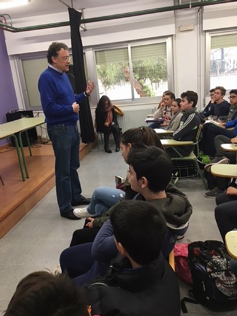 El escritor Luis Leante charló con los escolares del IES 'Salvador Sandoval' sobre su obra y su oficio