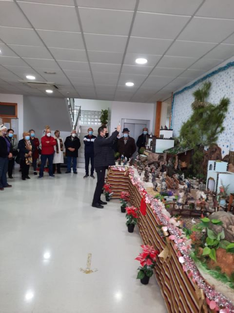 El PP de Las Torres de Cotillas, con los usuarios del Hogar-Centro de Día de las Personas Mayores en el arranque hoy miércoles de sus actividades navideñas