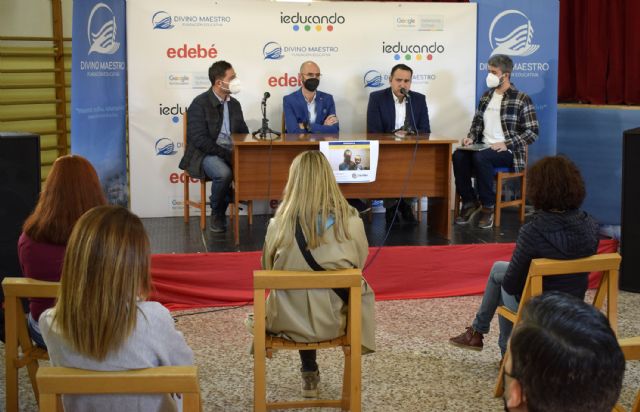 El colegio Divino Maestro celebra una mesa redonda para informar sobre su denominación 'Reference School Google for Education'