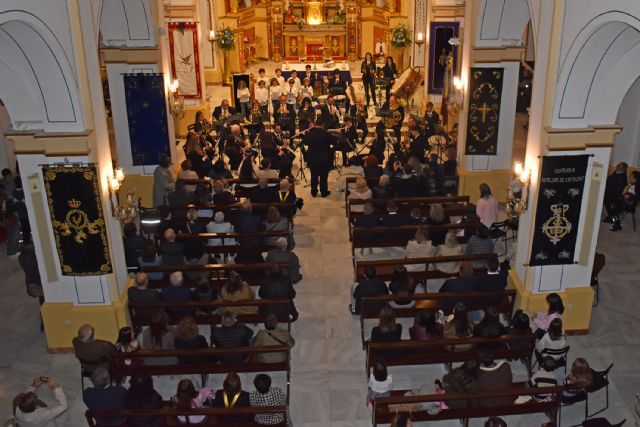 La banda y el coro de la asociación Amigos de la Música anuncian la Semana Santa con su tradicional concierto