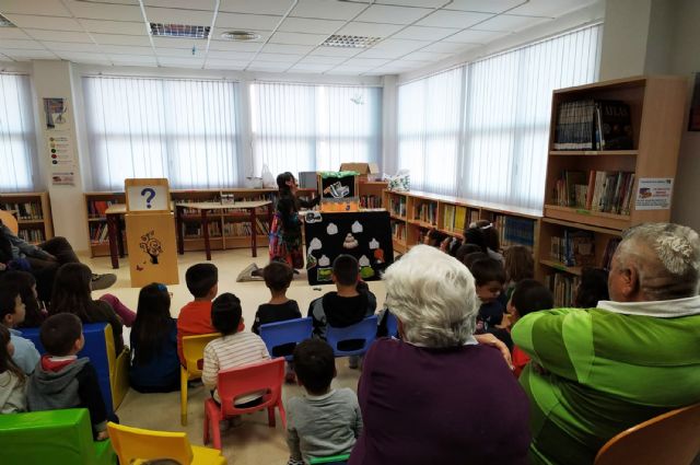 Nueva tarde de cuentacuentos y manualidades en la biblioteca municipal Rosa Contreras