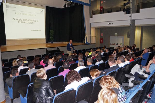 Los empleados del Ayuntamiento torreño participan en la cuarta edición de la jornada 'Conoce tu empresa'
