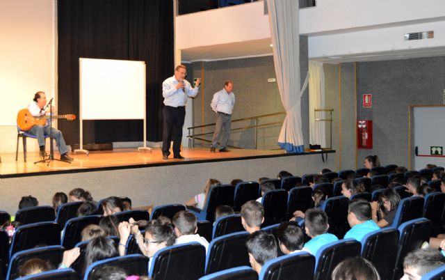 La asociación trovera 'José María Marín' acerca el mundo del trovo a los escolares torreños