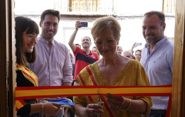 Una exposición muestra 40 años de costumbres y vestuarios de la peña L'Almazara