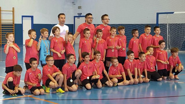 La escuela de fútbol sala concluye su campaña 2015-16