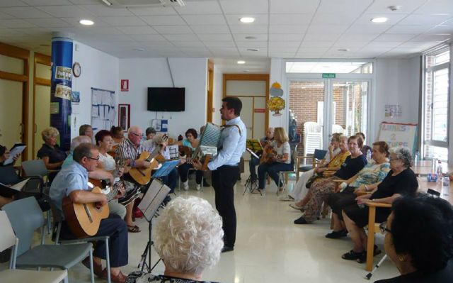 El Coro y Rondalla del Hogar de las Personas Mayores visita a los usuarios del Servicio de Estancias Diurnas