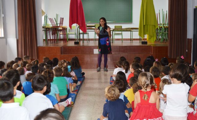 Las Torres de Cotillas fomenta el uso de la biblioteca en la conmemoración de su día mundial