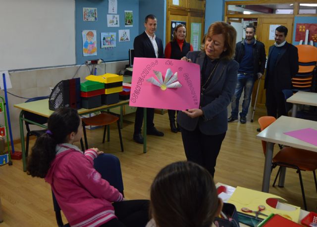 Los niños del colegio 'Cervantes' se divierten con un taller de dulces navideños