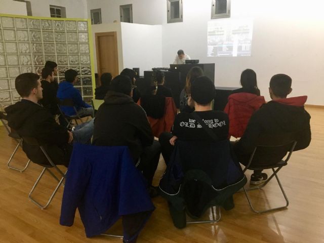 Los jóvenes torreños aprenden a ser DJ's y a bailar hip-hop
