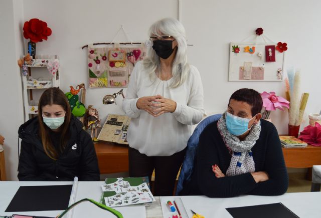 Un taller de iniciación al scraps concluye las actividades para conmemorar el 8 de marzo