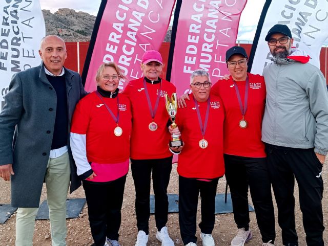 El club Petanca La Salceda, campeón regional de tripletas femenino