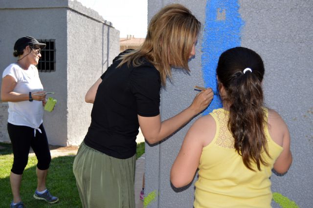 El parque de Los Pulpites luce un colorido mural pintado por pequeños y mayores