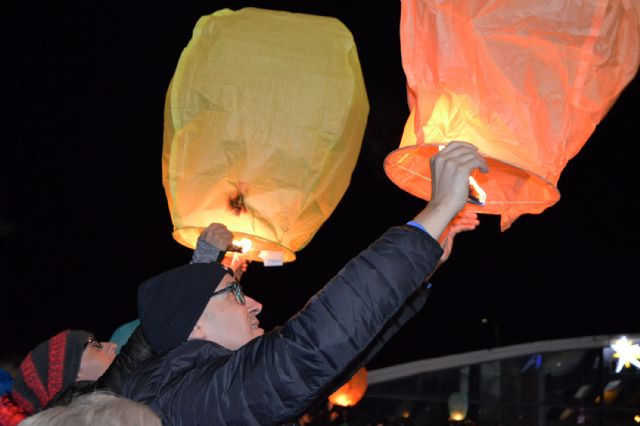 Las Torres de Cotillas pone todo el color, la magia y la ilusión navideña en su 'IV Lanzamiento Solidario de Farolillos voladores'