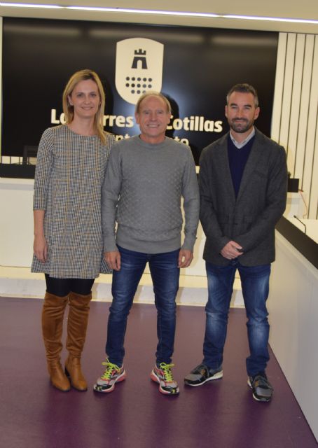 La alcaldesa Isabel María Zapata recibe a Ángel Salinas, mejor atleta murciano veterano del año