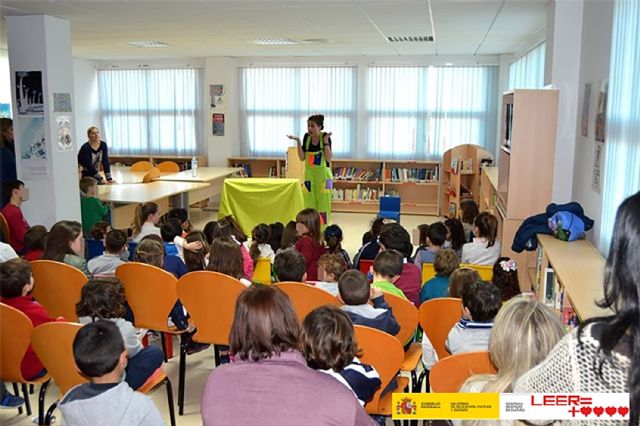 En Navidad la biblioteca municipal 'Rosa Contreras' sigue con sus cuentacuentos con manualidades