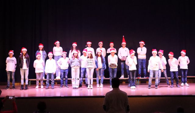 El tradicional festival escolar de villancicos no falla a su cita con la Navidad torreña