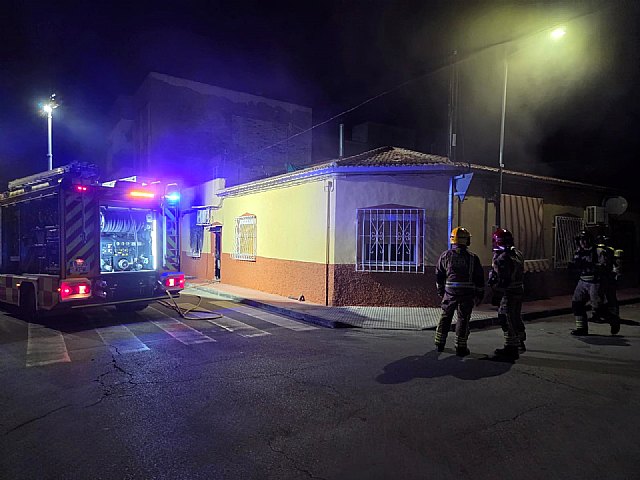 Trasladan al hospital una mujer de 81 años, afectada por el humo, en el incendio de una vivienda de Las Torres de Cotillas
