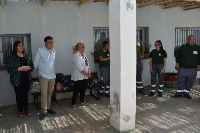 Alumnos del programa mixto de empleo y formación de jardinería mejoran el patio del CAVI
