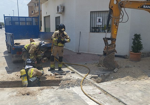 Escape de gas en Las Torres de Cotillas tras la perforación accidental de una tubería durante unas obras