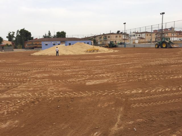 Comienzan las obras de instalación de césped artificial del campo municipal de fútbol 7