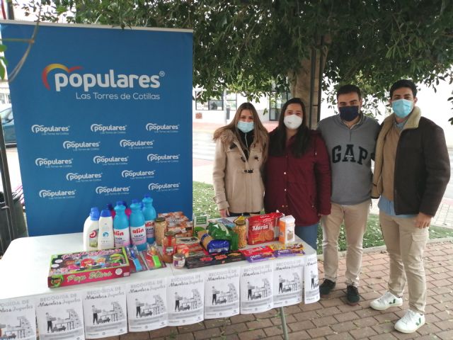 Inmensa acogida por los torreños de la campaña navideña de recogida de alimentos y juguetes