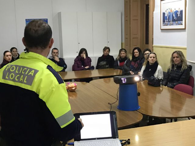 El programa Policía Tutor asesora a jóvenes y adultos sobre el uso y los peligros de las redes sociales y los juegos online