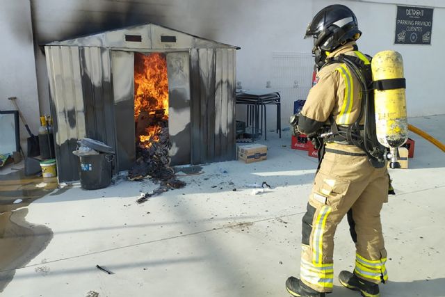 La Policía Local colabora con los bomberos del CEIS en la extinción de un incendio en una cafetería local
