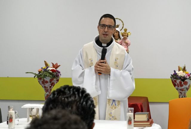 La virgen del Carmen disfruta en su barrio de unas fiestas plenas de diversión y convivencia