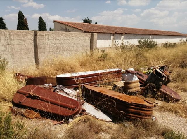 El abandono y el terror se apoderan del Cementerio Municipal de Las Torres de Cotillas