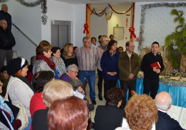 El Centro de las Personas Mayores ya disfruta de su Belén estas Navidades