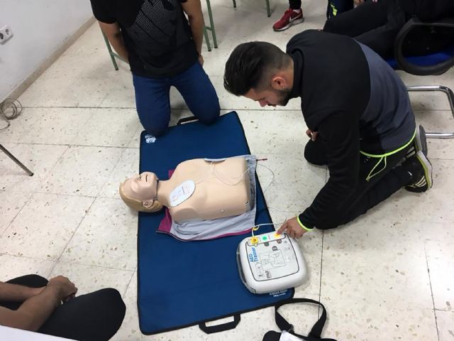 Protección Civil continúa con los alumnos del TAFAD del IES 'Salvador Sandoval' los cursos sobre el uso de desfibriladores