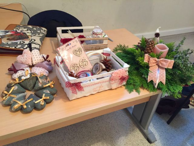 Las mujeres de la asociacion 'Isabel González' aprenden a hacer centros de mesa y decoración de Navidad con flores