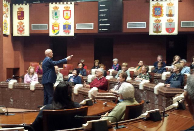 Medio centenar de socios del Hogar de las Personas Mayores torreño disfrutan de una visita a Cartagena