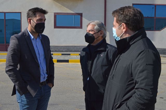 El alcalde López Manzanera visita la empresa local Grupo Forquisa