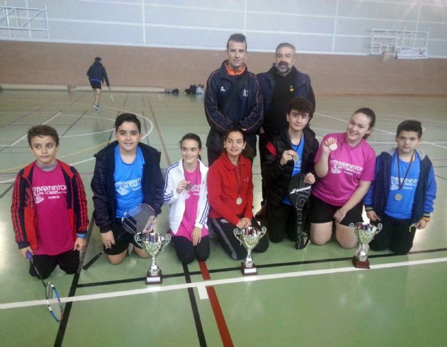 Las Torres de Cotillas suma tres platas en el programa regional escolar de bádminton