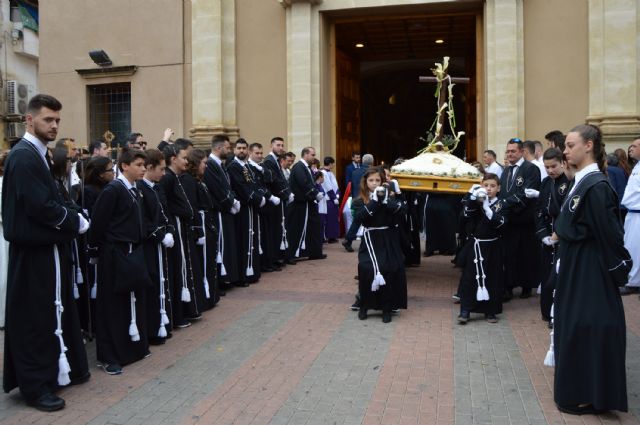 La procesión del Resucitado vence a la lluvia y brilla por las calles torreñas