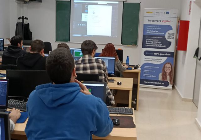 12 jóvenes concluyen un curso gratuito de programación de videojuegos, diseño 3D y realidad virtual